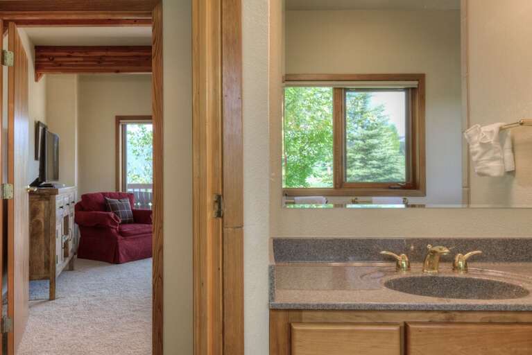 Convenient ensuite bathroom | Main Level Convenient ensuite bathroom | Main Level