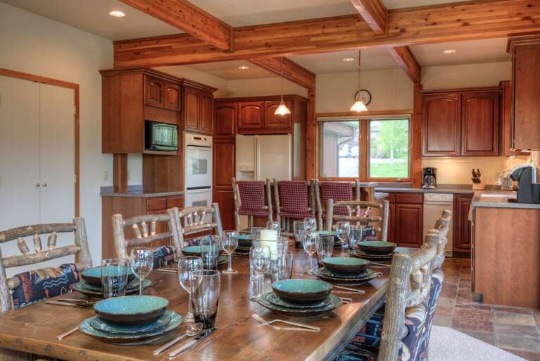 The large table can fit everyone | Main Level The large table can fit everyone | Main Level