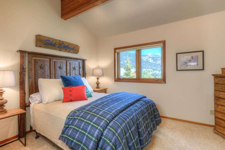 Sleep peacefully | Queen-sized Bed | Upper Level Sleep peacefully | Queen-sized Bed | Upper Level