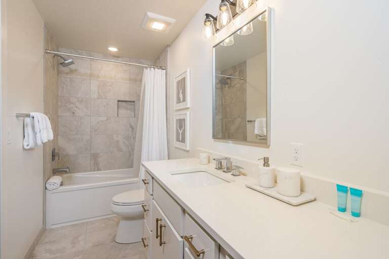 Lots of room to get ready | Upper Level