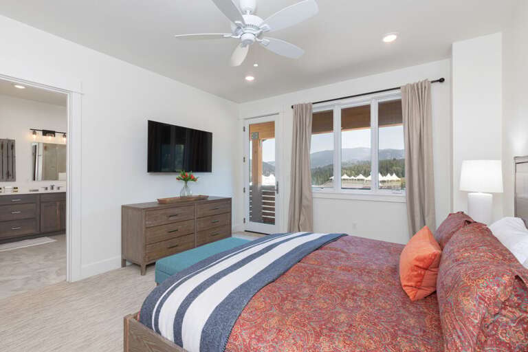 Catch up on your favorite show in bed | King-Sized Bed | Upper Level