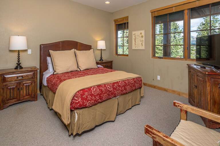 Get some rest after a long day of adventuring | Queen-sized bed | Lower Level Get some rest after a long day of adventuring | Queen-sized bed | Lower Level