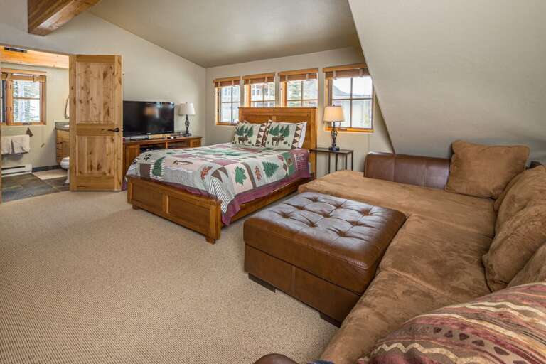 Stay up late watching movies in the loft | Queen-sized | Upper Level