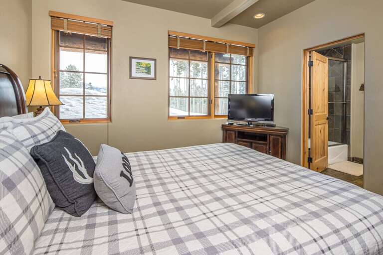 The views are gorgeous in the morning | | Queen-sized | Lower Level