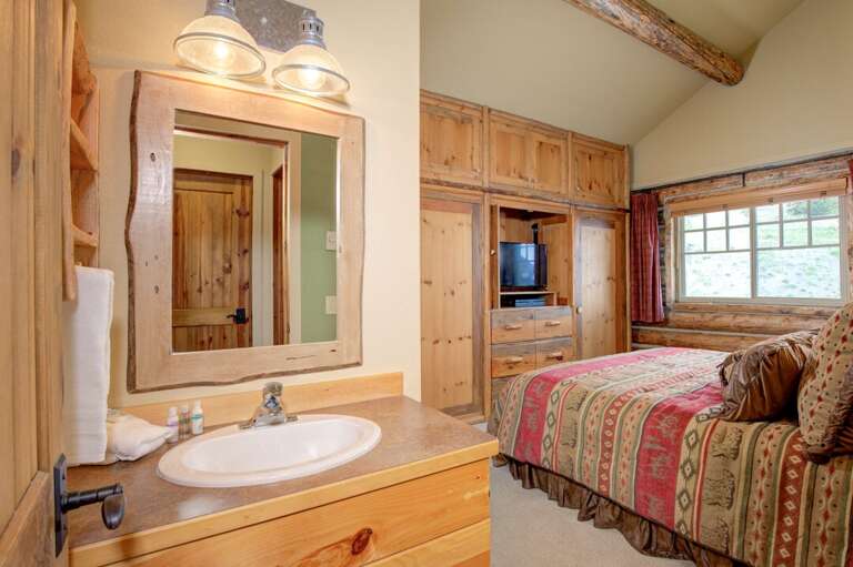 Enjoy the convenience of an ensuite bathroom | Master Bedroom