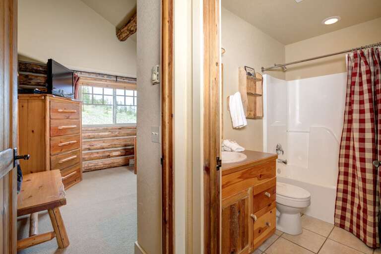 Plenty of storage for personal items while you stay | Full Bathroom