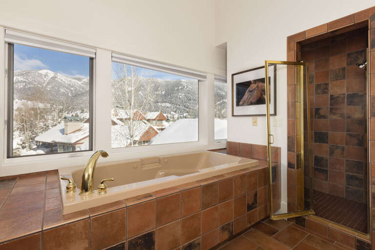 Enjoy Views While Soaking in the Bathtub | Upper Level Enjoy Views While Soaking in the Bathtub | Upper Level