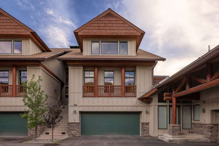 Ample parking | Exterior