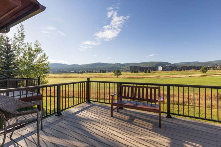 Free golf entertainment from the deck | Exterior