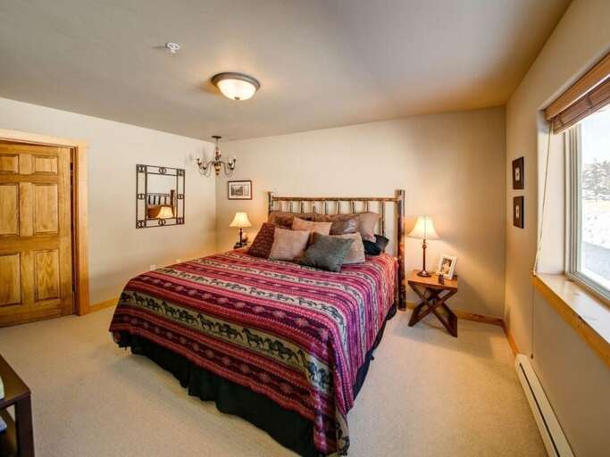 Sleep peacefully | Queen-size bed | Upper Level Sleep peacefully | Queen-size bed | Upper Level