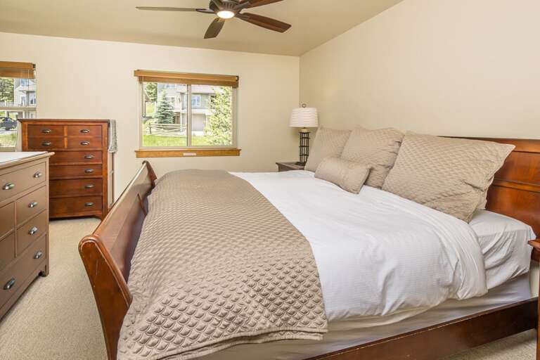 King-size bed | Upper Level