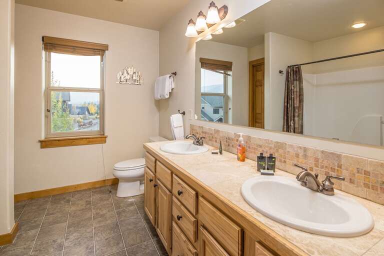 Lots of space to get ready | Upper Level Lots of space to get ready | Upper Level