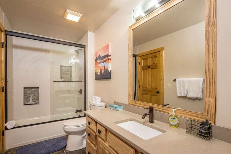 Convenient ensuite | Main Level