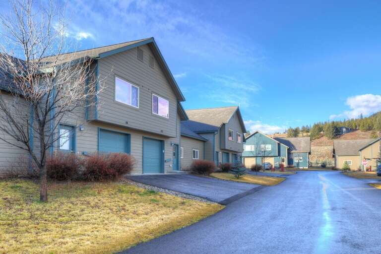 Ample parking | Exterior Ample parking | Exterior