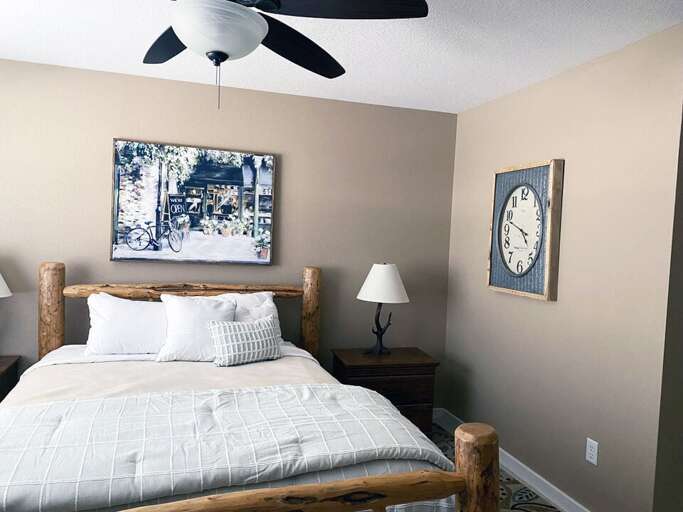 Get a good night's rest |  Queen-sized bed | Upper Level Get a good night's rest |  Queen-sized bed | Upper Level