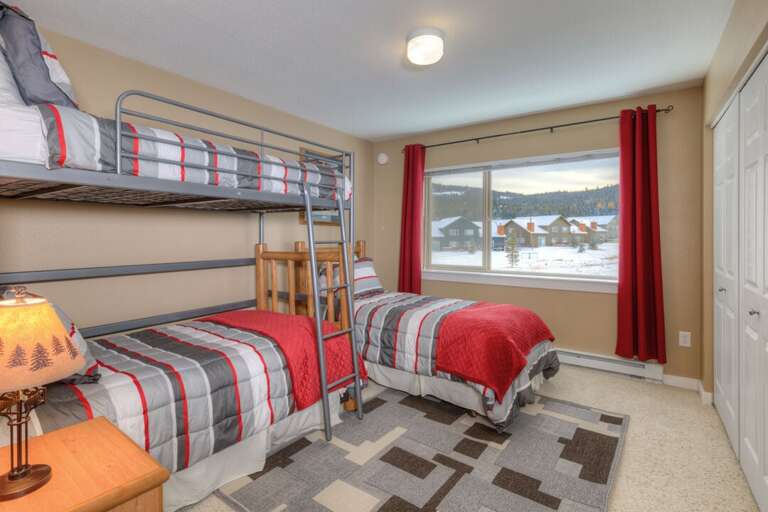 The perfect kid's room | One Twin-sized bed & One Twin-sized Bunk Bed | Upper Level The perfect kid's room | One Twin-sized bed & One Twin-sized Bunk Bed | Upper Level