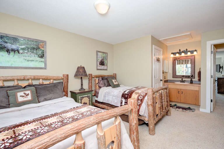 Get a good night's rest |  Queen-sized bed & Twin-sized bed | Upper Level