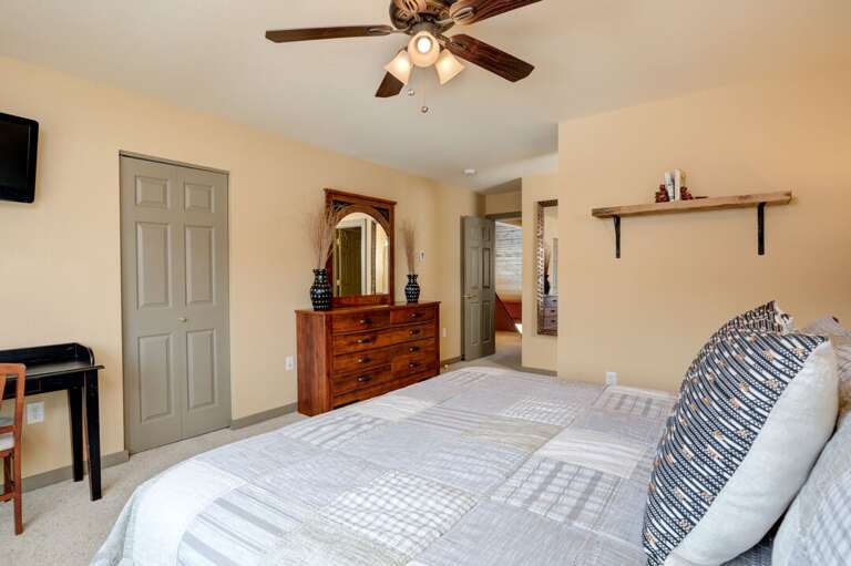 Spacious and roomy | King-size bed | Upper Level Spacious and roomy | King-size bed | Upper Level