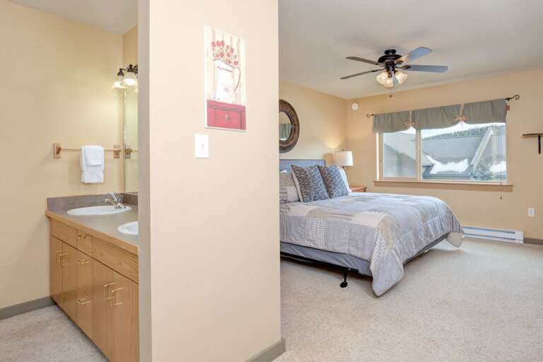 Wake up to morning sun | King-size bed | Upper Level Wake up to morning sun | King-size bed | Upper Level