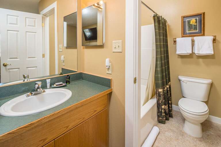 En-suite Bathroom | Upper Level