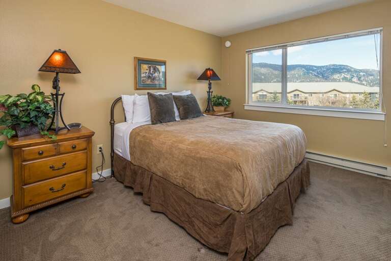 Wake up to the sunshine! | Queen-size bed | Upper Level