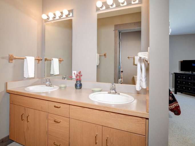 The perfect bathroom for couples | Upper Level