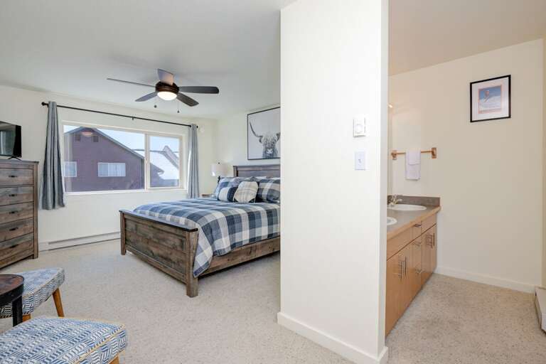 Enjoy the convenience of the ensuite bathroom | Upper Level Enjoy the convenience of the ensuite bathroom | Upper Level