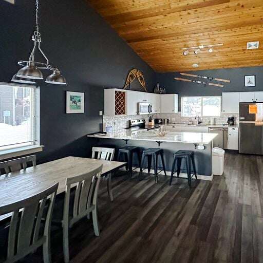 Plenty of space for breakfast, lunch, and dinner | Main Level Plenty of space for breakfast, lunch, and dinner | Main Level