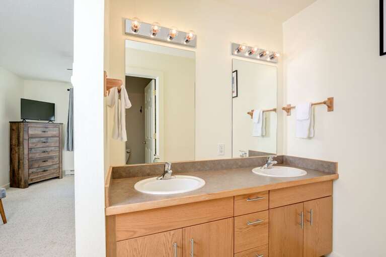 Plenty of space to get ready | Upper Level Plenty of space to get ready | Upper Level