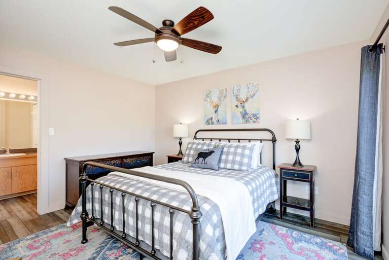 Sleep peacefully | Queen-sized bed | Main Level Sleep peacefully | Queen-sized bed | Main Level