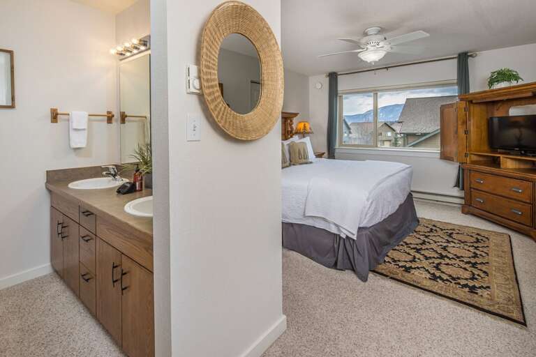 Bedroom With En-suite Bathroom | King-sized Bed | Upper Level