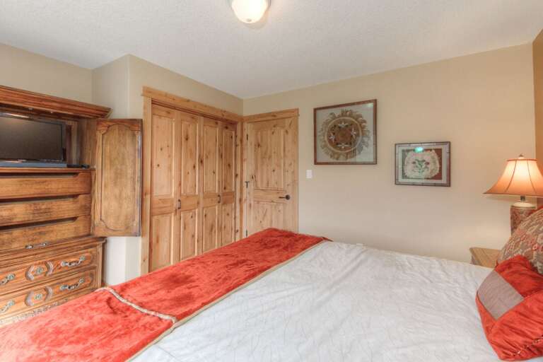 Watch a movie in bed | King-Sized Bed | Main Level Watch a movie in bed | King-Sized Bed | Main Level