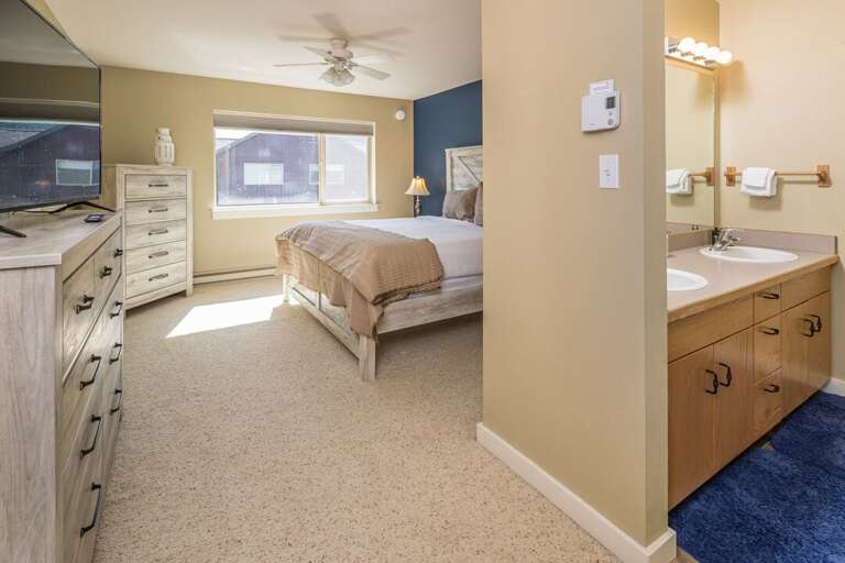 Ensuite | King-Sized Bed | Upper Level