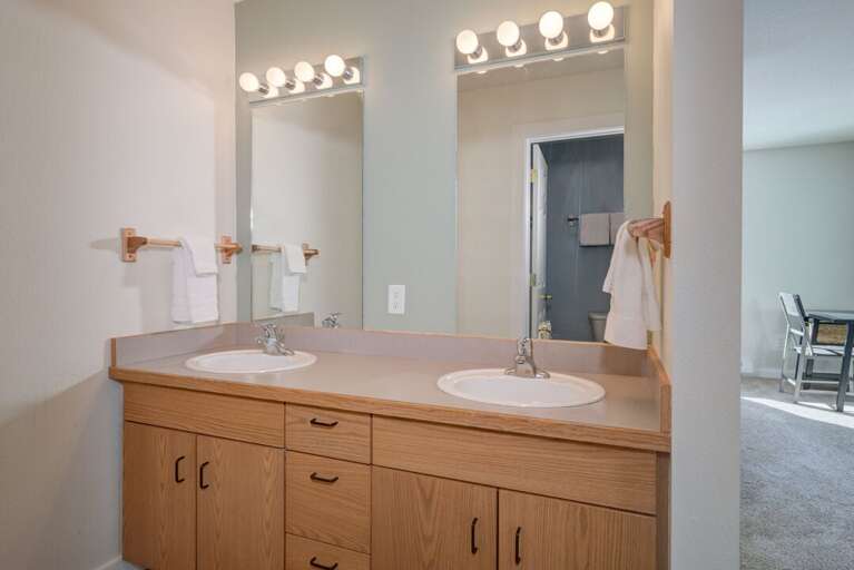 This bathroom is perfect for couples | Upper Level
