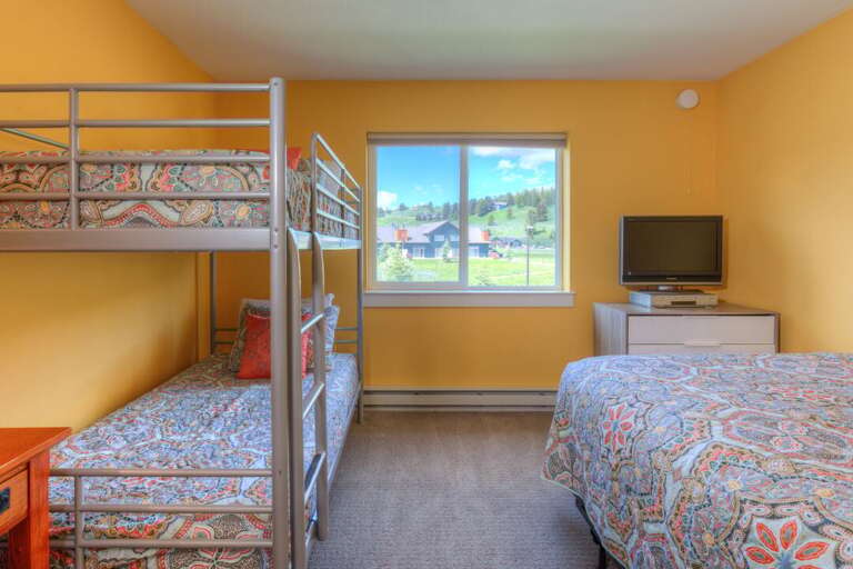 Bright and cheerful room | Main Level Bright and cheerful room | Main Level