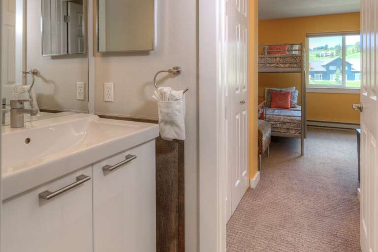 Convenient ensuite bathroom | Main Level Convenient ensuite bathroom | Main Level