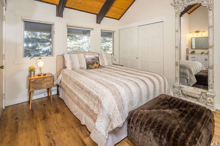 Snuggle Up In Bed | Queen-sized Bed | Upper Level Snuggle Up In Bed | Queen-sized Bed | Upper Level