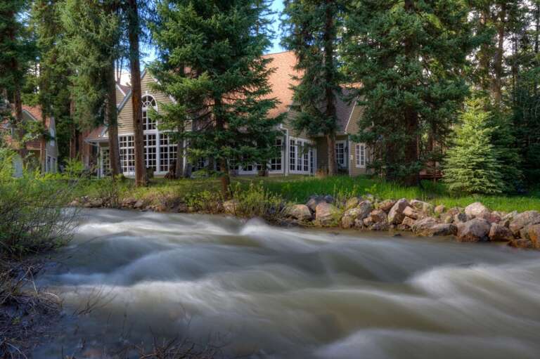 The creek is a dream | Exterior