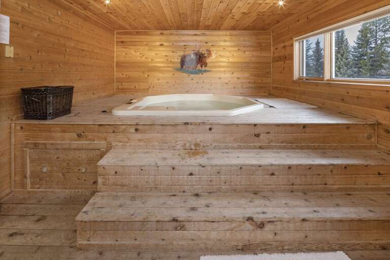 Enjoy the unique hot tub | Lower Level