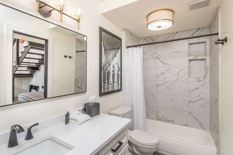 Full-size Bathroom | Main Level