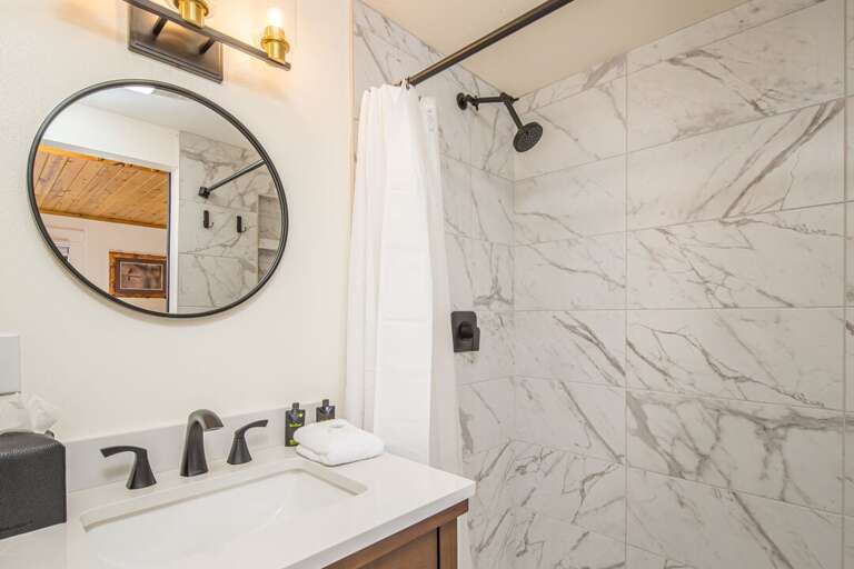 Full-size Bathroom | Upper Level