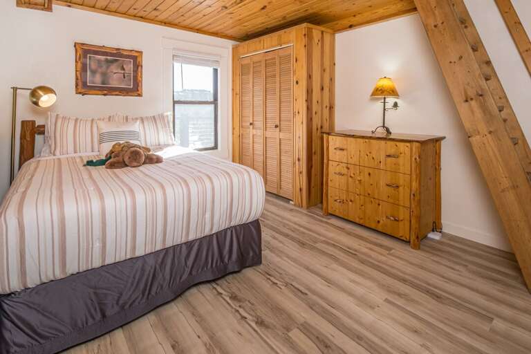 Primary Bedroom | Queen-size Bed | Upper Level