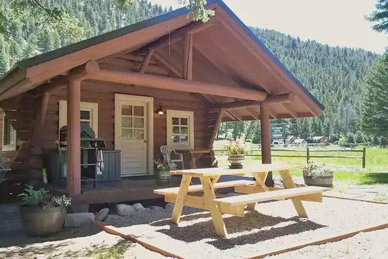 Enjoy a meal at the picnic table and keep an eye out for eagles, otters and moose | Exterior Enjoy a meal at the picnic table and keep an eye out for eagles, otters and moose | Exterior