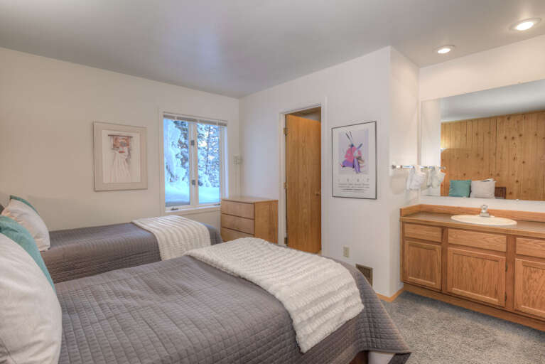 Enjoy the separate vanity space | Lowest Level