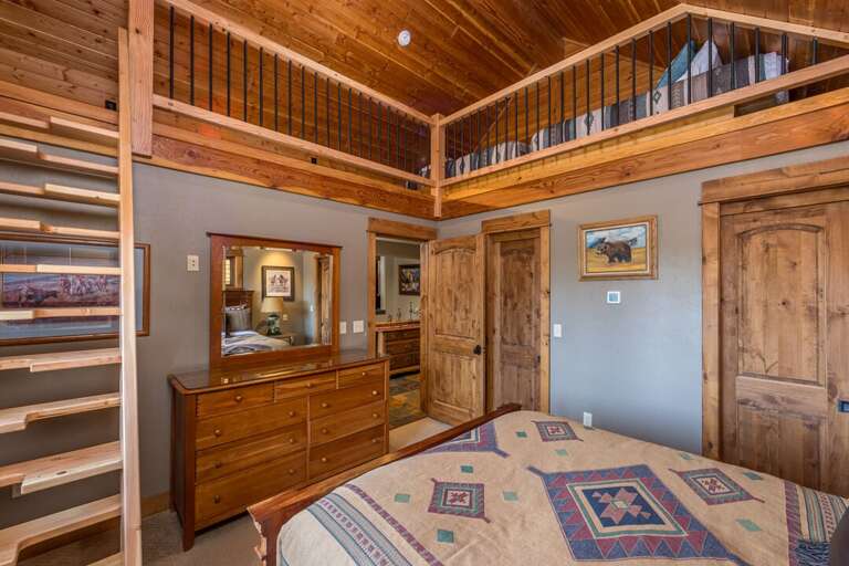 Queen-size Bed | Guest Suite | Upper Level