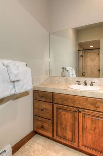 En-Suite (Bunkbed and Twin with Trundle Bedroom)