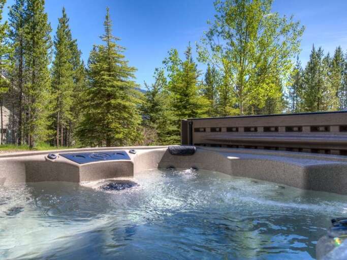 Relax in the hot tub | Exterior