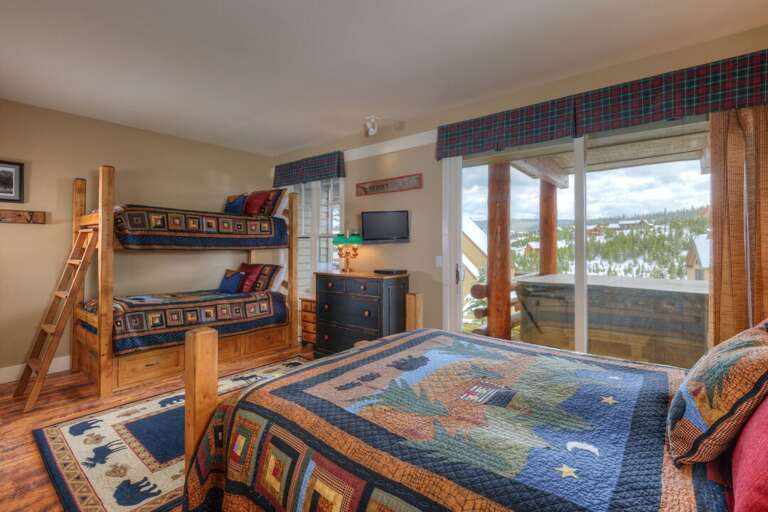 The bunk room comfortably sleeps 4 | Lower Level The bunk room comfortably sleeps 4 | Lower Level