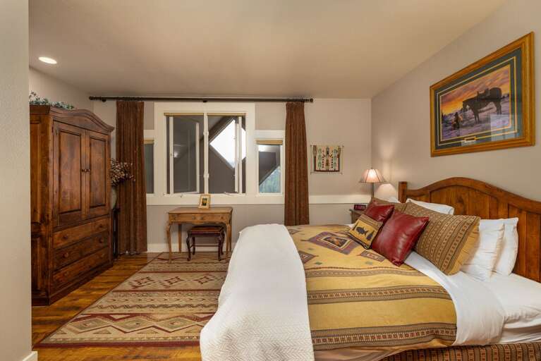 Have a good night's sleep in the master bedroom | Upper Level