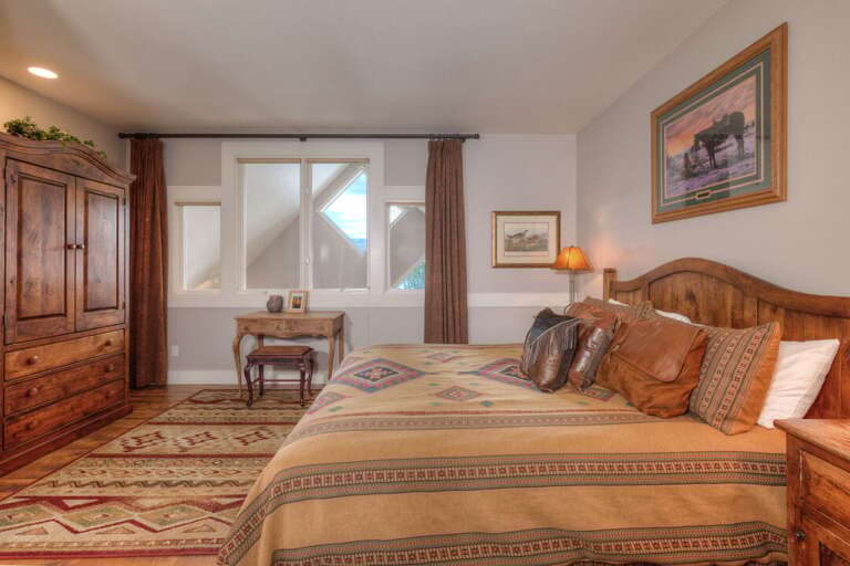 Have a good night's sleep in the master bedroom | Upper Level Have a good night's sleep in the master bedroom | Upper Level